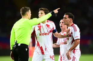 Και όμως η UEFA δικαιώνει τον διαιτητή για αποφάσεις στο Μπαρτσελόνα-Ολυμπιακός!