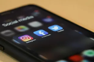 Ευρωβαρόμετρο 2025: Οι Έλληνες προτιμούν τα social media ως πηγή ενημέρωσης