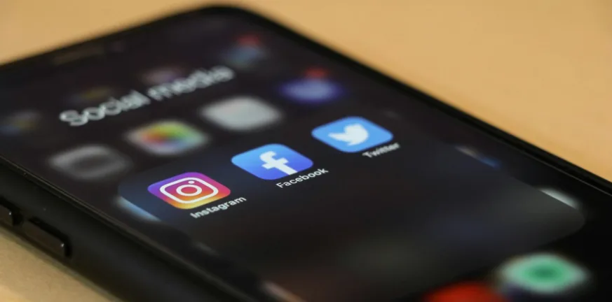 Ευρωβαρόμετρο 2025: Οι Έλληνες προτιμούν τα social media ως πηγή ενημέρωσης Ευρωβαρόμετρο 2025: Οι Έλληνες προτιμούν τα social media ως πηγή ενημέρωσης
