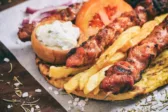 Το σουβλάκι ο «εκλεκτός» μεζές, πότε αναμένεται να μειωθεί η τιμή του και πόσο