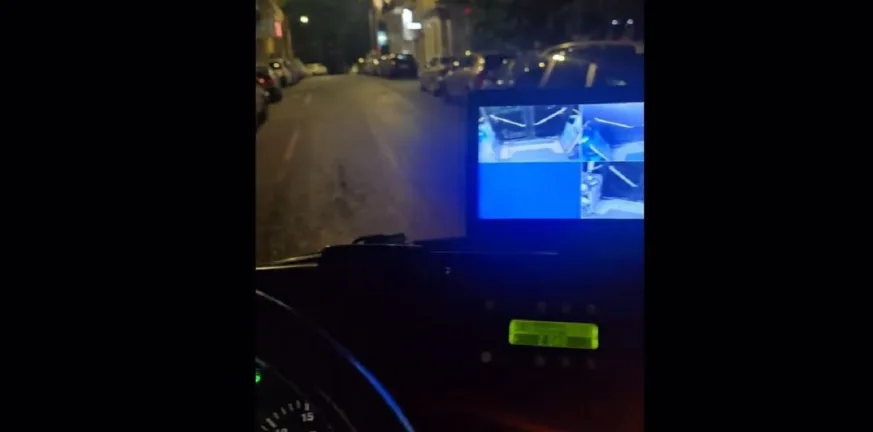 Πάρκαρε για τα σουβλάκια και άφησε το λεωφορείο να κορνάρει – “Μου ’φερες με πίτα;” ΒΙΝΤΕΟ Πάρκαρε για τα σουβλάκια και άφησε το λεωφορείο να κορνάρει – “Μου ’φερες με πίτα;” ΒΙΝΤΕΟ