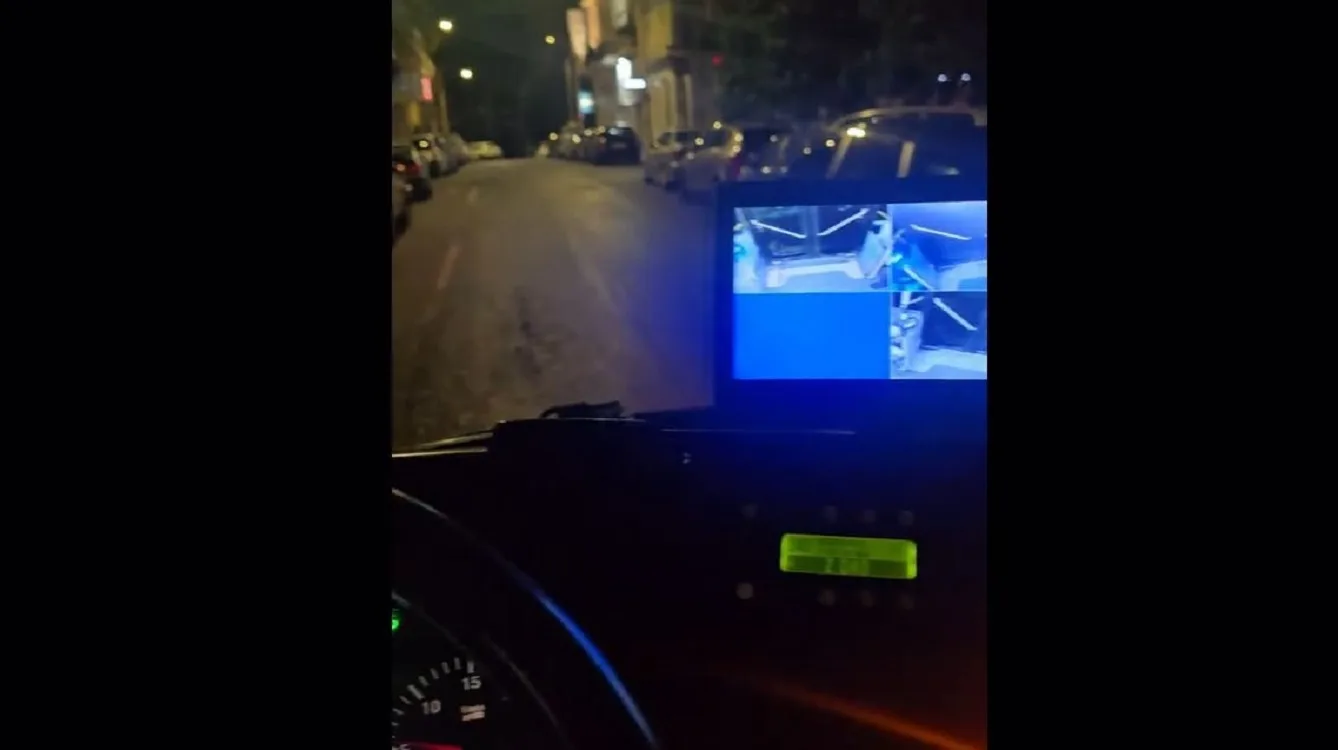 Πάρκαρε για τα σουβλάκια και άφησε το λεωφορείο να κορνάρει – “Μου ’φερες με πίτα;” ΒΙΝΤΕΟ