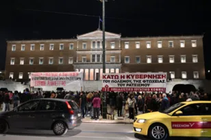 Συγκέντρωση έξω από τη Βουλή κατά της τροπολογίας για το Μνημείο του Άγνωστου Στρατιώτη ΦΩΤΟ