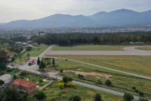 Πτώση εκπαιδευτικού αεροσκάφους στο Τατόι: Δύο τραυματίες σμηναγοί, ο ένας σε σοβαρή κατάσταση