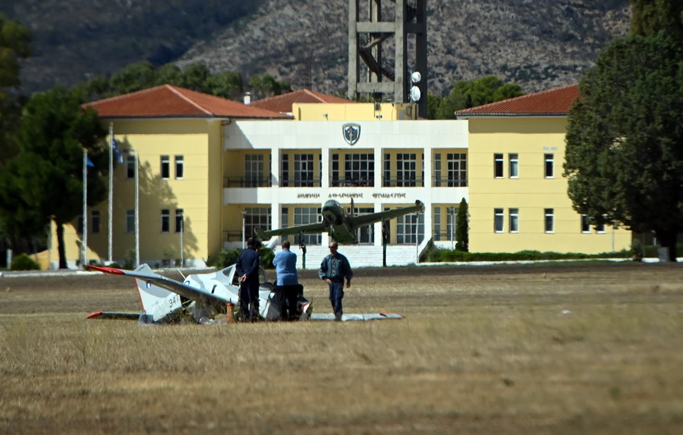 Πτώση εκπαιδευτικού αεροσκάφους στο Τατόι: Δύο τραυματίες σμηναγοί, ο ένας σε σοβαρή κατάσταση ΦΩΤΟ