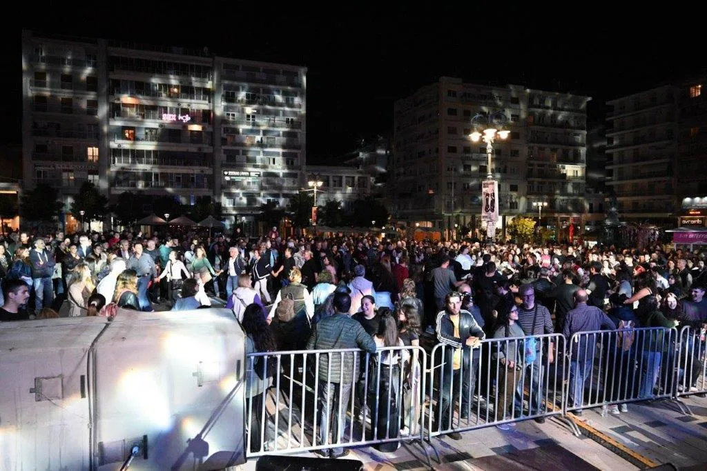 Η Πάτρα χόρεψε στους ρυθμούς των «Θραξ Πάνκc» και των «Banda Entopica» στην πλατεία Γεωργίου