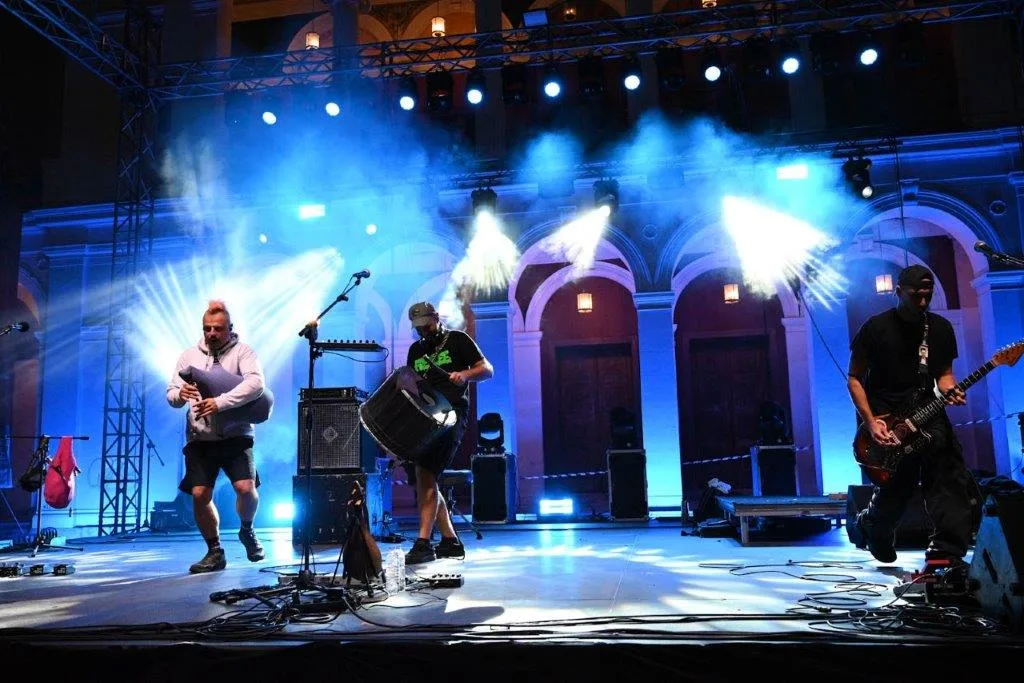 Η Πάτρα χόρεψε στους ρυθμούς των «Θραξ Πάνκc» και των «Banda Entopica» στην πλατεία Γεωργίου
