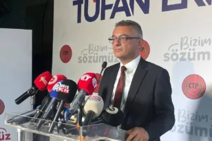 Τουφάν Ερχιουρμάν: Ποιος είναι ο νέος «ηγέτης» στα Κατεχόμενα που εκτόπισε τον εκλεκτό του Ερντογάν