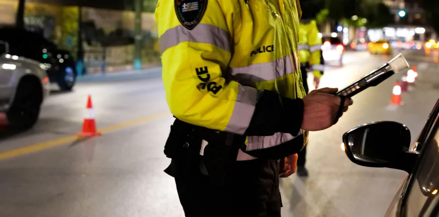Αυτές είναι οι ποινές που προβλέπονται για τις προειδοποιήσεις με τα φώτα και στα τσατ για τα μπλόκα της Τροχαίας Αυτές είναι οι ποινές που προβλέπονται για τις προειδοποιήσεις με τα φώτα και στα τσατ για τα μπλόκα της Τροχαίας