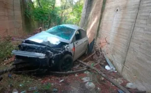 Τροχαίο Παναγοπούλα: Εκτροπή και ανατροπή ΙΧ από ύψος, ένας τραυματίας ΦΩΤΟ