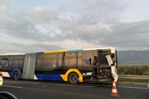 Τροχαίο στην Αττική Οδό, σύγκρουση αστικού λεωφορείου με φορτηγό