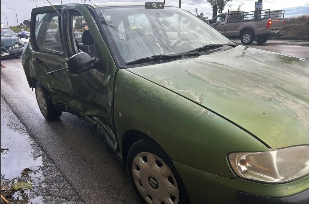 Καραμπόλα τριών αυτοκινήτων με τραυματισμό και μεγάλες ζημιές! ΦΩΤΟ
