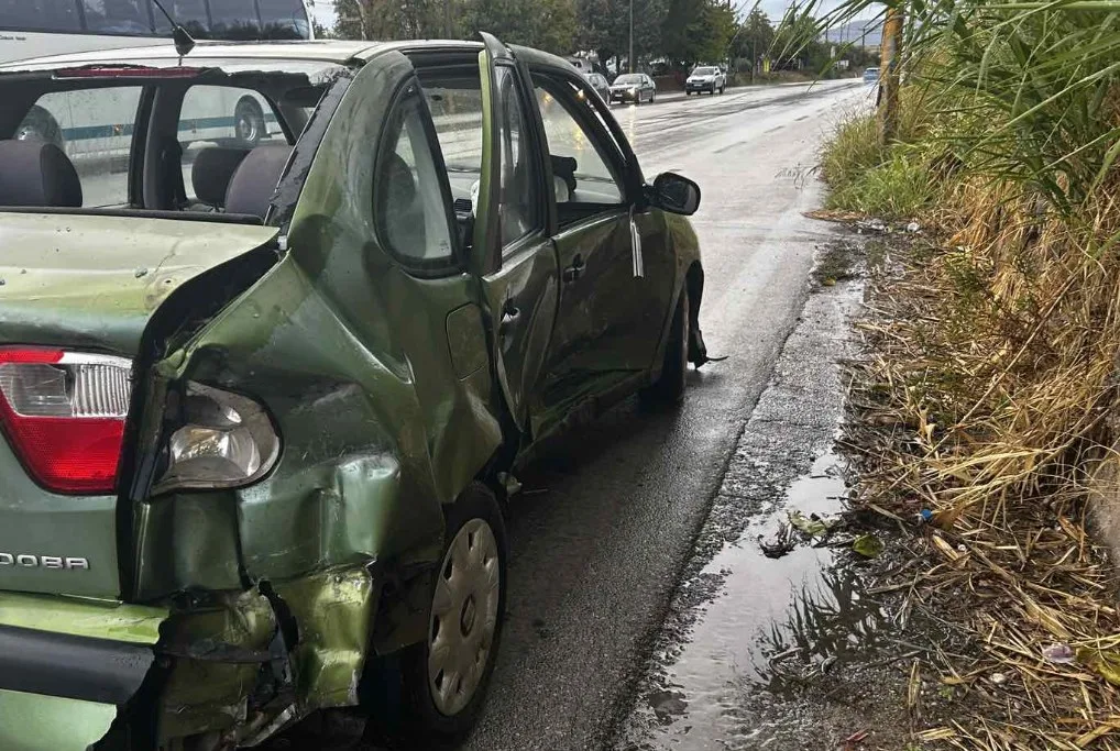 Καραμπόλα τριών αυτοκινήτων με τραυματισμό και μεγάλες ζημιές! ΦΩΤΟ