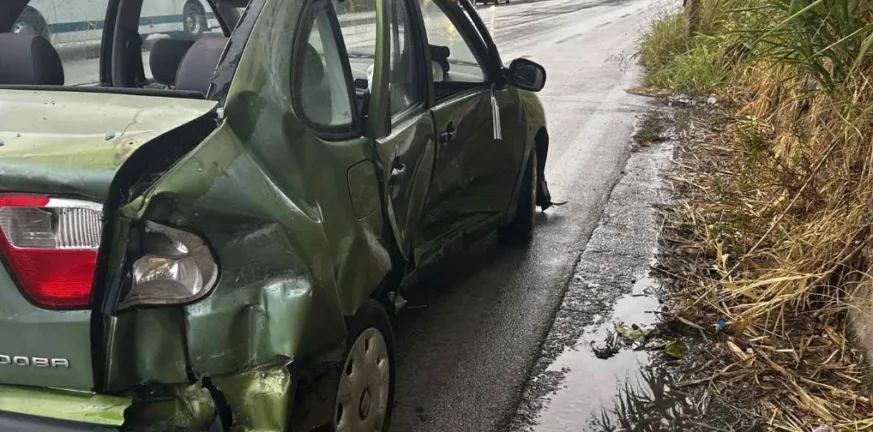 Καραμπόλα τριών αυτοκινήτων με τραυματισμό και μεγάλες ζημιές! ΦΩΤΟ