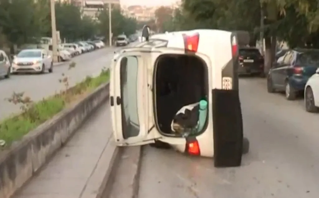 Ανατροπή αυτοκινήτου σε δρόμο στη Θεσσαλονίκη ΦΩΤΟ Ανατροπή αυτοκινήτου σε δρόμο στη Θεσσαλονίκη ΦΩΤΟ
