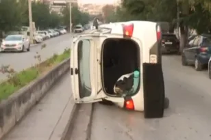 Ανατροπή αυτοκινήτου σε δρόμο στη Θεσσαλονίκη ΦΩΤΟ
