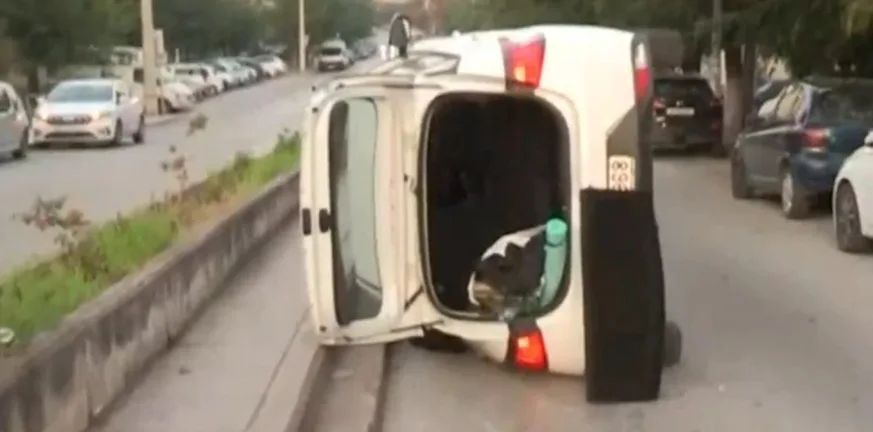 Ανατροπή αυτοκινήτου σε δρόμο στη Θεσσαλονίκη ΦΩΤΟ Ανατροπή αυτοκινήτου σε δρόμο στη Θεσσαλονίκη ΦΩΤΟ