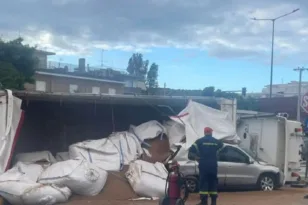 Ανατροπή νταλίκας στη Βάρη: Κατέληξε πάνω σε σταθμευμένο αυτοκίνητο - Σώος ο οδηγός ΒΙΝΤΕΟ