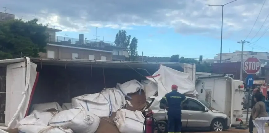 Ανατροπή νταλίκας στη Βάρη: Κατέληξε πάνω σε σταθμευμένο αυτοκίνητο - Σώος ο οδηγός ΒΙΝΤΕΟ Ανατροπή νταλίκας στη Βάρη: Κατέληξε πάνω σε σταθμευμένο αυτοκίνητο - Σώος ο οδηγός ΒΙΝΤΕΟ