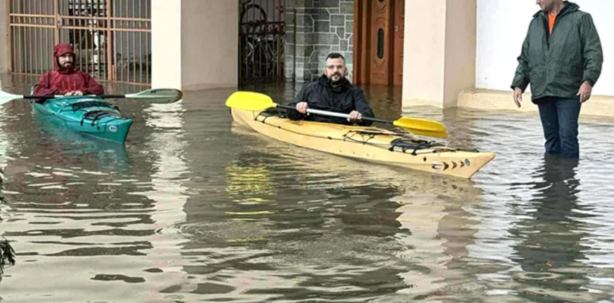 Μεσολόγγι: Τρομερή βροχόπτωση, κυκλοφορούν με βάρκες! ΦΩΤΟ, ΒΙΝΤΕΟ Μεσολόγγι: Τρομερή βροχόπτωση, κυκλοφορούν με βάρκες! ΦΩΤΟ, ΒΙΝΤΕΟ