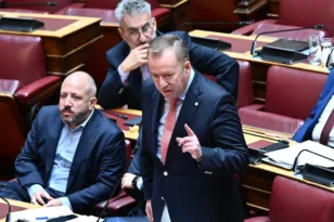 Κόκκαλης προς Φεύγα στη Βουλή: «Φεύγα, πρέπει να φύγεις – Ντροπή για τη μνήμη των θυμάτων στα Τέμπη»