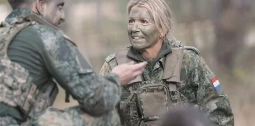 Μαξίμα: Η βασίλισσα της Ολλανδίας με φούμο και στρατιωτική παραλλαγή ΒΙΝΤΕΟ Μαξίμα: Η βασίλισσα της Ολλανδίας με φούμο και στρατιωτική παραλλαγή ΒΙΝΤΕΟ