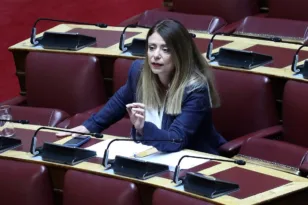 Β. Δάγκα από το «Αττικόν»: «Καταστολή για να μη φτάσουν τα αιτήματα των υγειονομικών στον πρωθυπουργό»