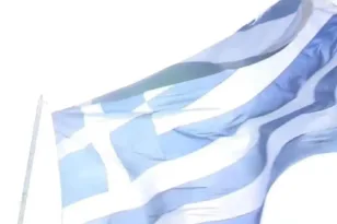 Χίος: Κυματίζει και φέτος η τεράστια ελληνική σημαία των 150 τ.μ. στο λιμάνι για την 28η Οκτωβρίου