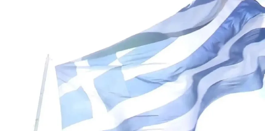 Χίος: Κυματίζει και φέτος η τεράστια ελληνική σημαία των 150 τ.μ. στο λιμάνι για την 28η Οκτωβρίου