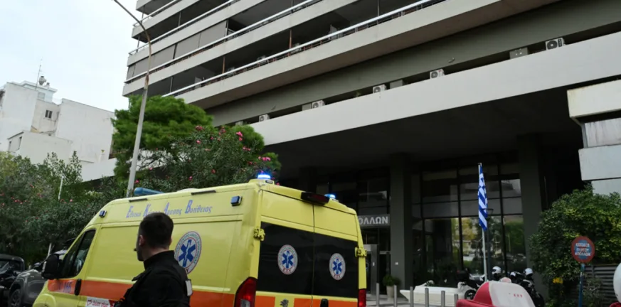Αμπελόκηποι: Ο 44χρονος έκλεισε το τηλέφωνο και «βούτηξε» στο κενό από τον 24ο όροφο Αμπελόκηποι: Ο 44χρονος έκλεισε το τηλέφωνο και «βούτηξε» στο κενό από τον 24ο όροφο