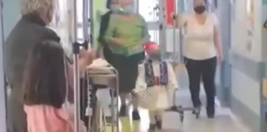 Ο μικρός τσολιάς Γαβριήλ συγκλόνισε, μάχη με τον καρκίνο, παρέλαση στους διαδρόμους του Ιπποκρατείου Ο μικρός τσολιάς Γαβριήλ συγκλόνισε, μάχη με τον καρκίνο, παρέλαση στους διαδρόμους του Ιπποκρατείου