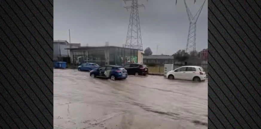 Έγινε ποτάμι η λεωφόρος Καραμανλή στο Μενίδι - Προβλήματα στην κυκλοφορία ΒΙΝΤΕΟ