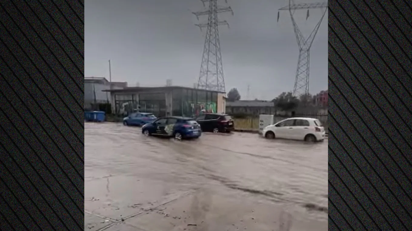 Έγινε ποτάμι η λεωφόρος Καραμανλή στο Μενίδι - Προβλήματα στην κυκλοφορία ΒΙΝΤΕΟ