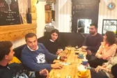Μπύρα με φοιτητές στη Σορβόνη ήπιε ο Αλ. Τσίπρας - Τι είπε για τη συνάντηση