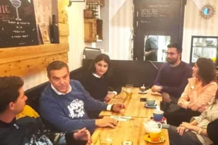 Μπύρα με φοιτητές στη Σορβόνη ήπιε ο Αλ. Τσίπρας – Τι είπε για τη συνάντηση