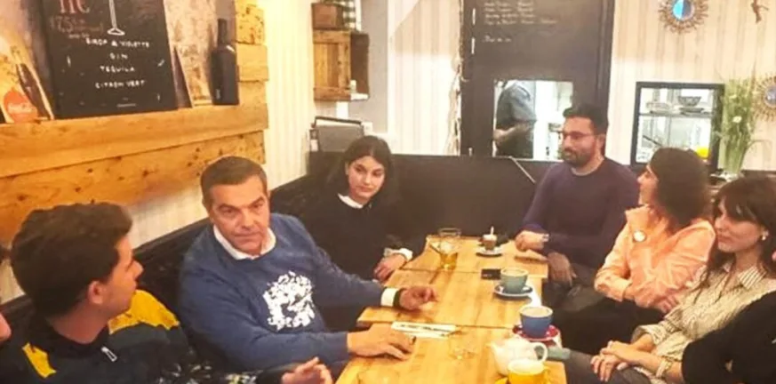 Μπύρα με φοιτητές στη Σορβόνη ήπιε ο Αλ. Τσίπρας - Τι είπε για τη συνάντηση