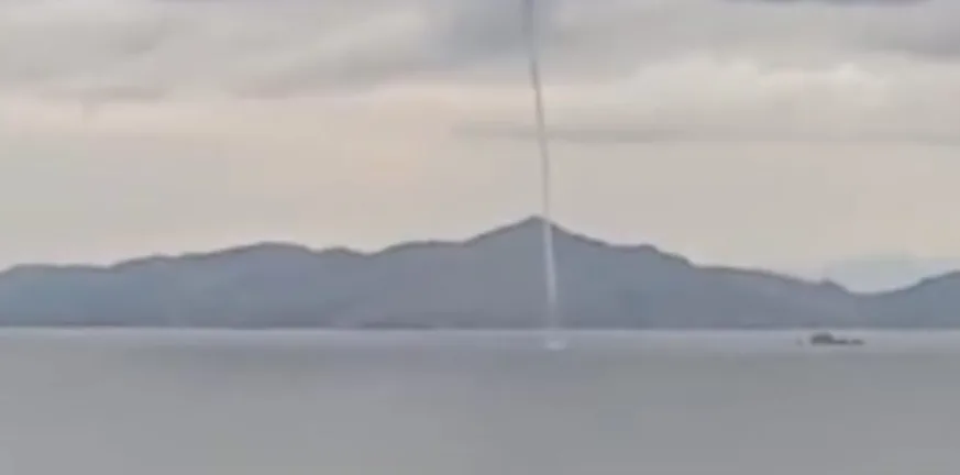 Εντυπωσιακός υδροστρόβιλος στον Αργοσαρωνικό! ΒΙΝΤΕΟ