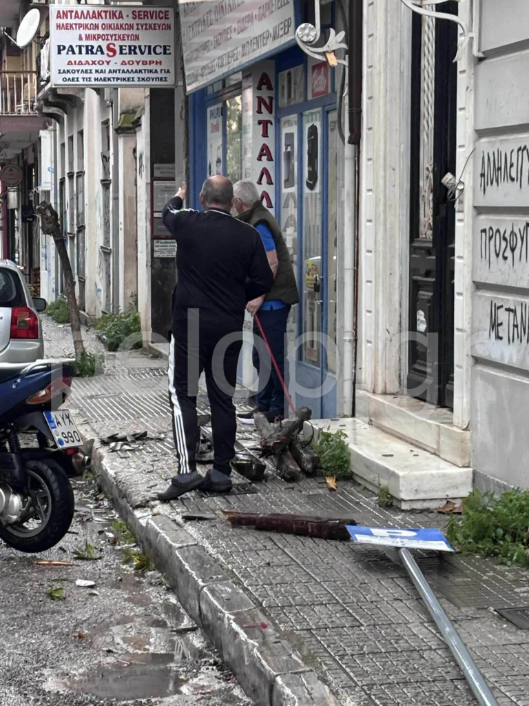 Ισχυρή ανεμοθύελλα στο κέντρο της Πάτρας: Έσπασαν τζαμαρίες και κλαριά δέντρων ΦΩΤΟ