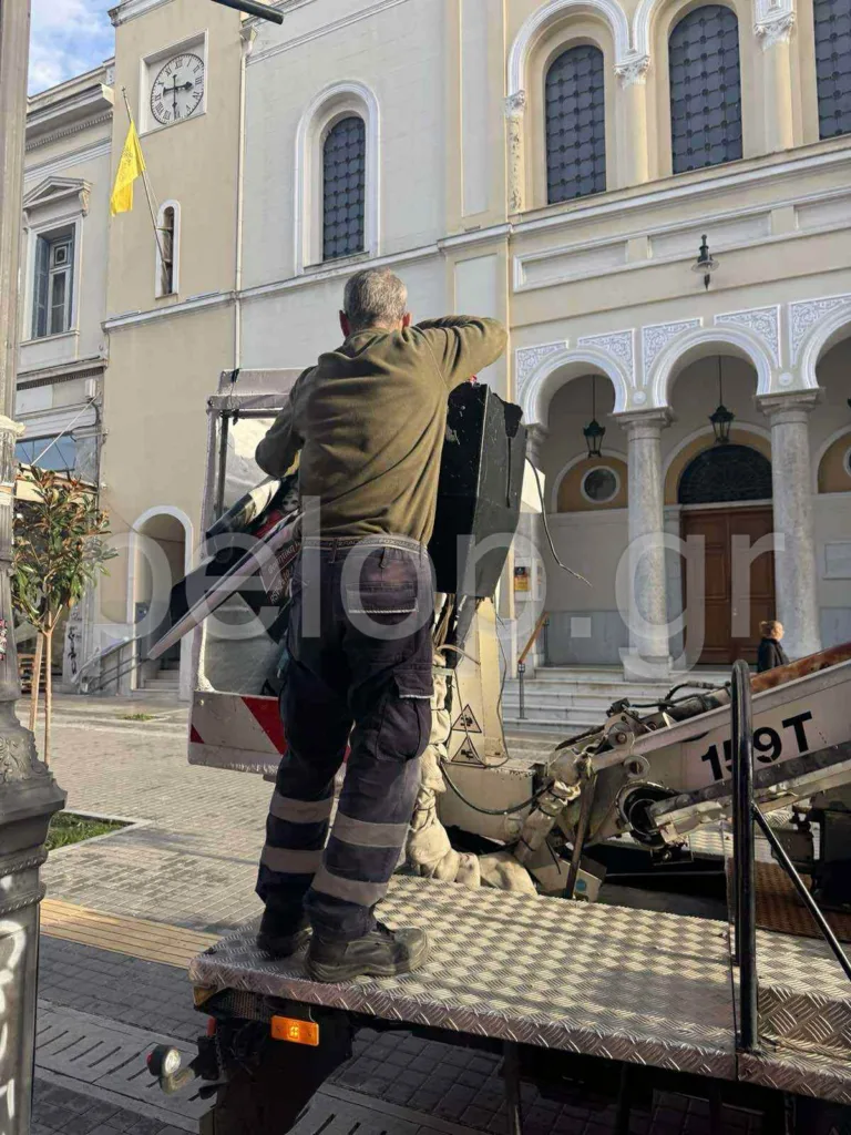 Πάτρα: Ο Δήμος ξήλωσε αφίσες στο κέντρο - Μεγάλη επιχείρηση αποκαθήλωσης ΦΩΤΟ