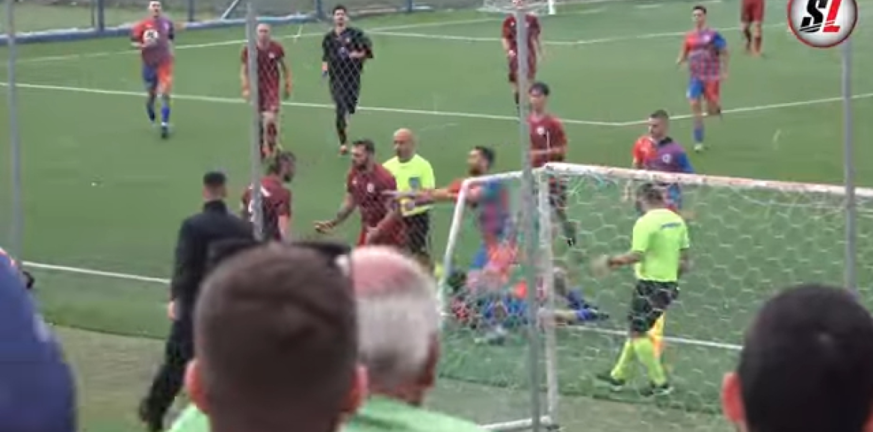 Εκτεταμένα επεισόδια στο Ερασιτεχνικό, του έδωσε γερή γροθιά και τον έβγαλε νοκ-άουτ! ΒΙΝΤΕΟ