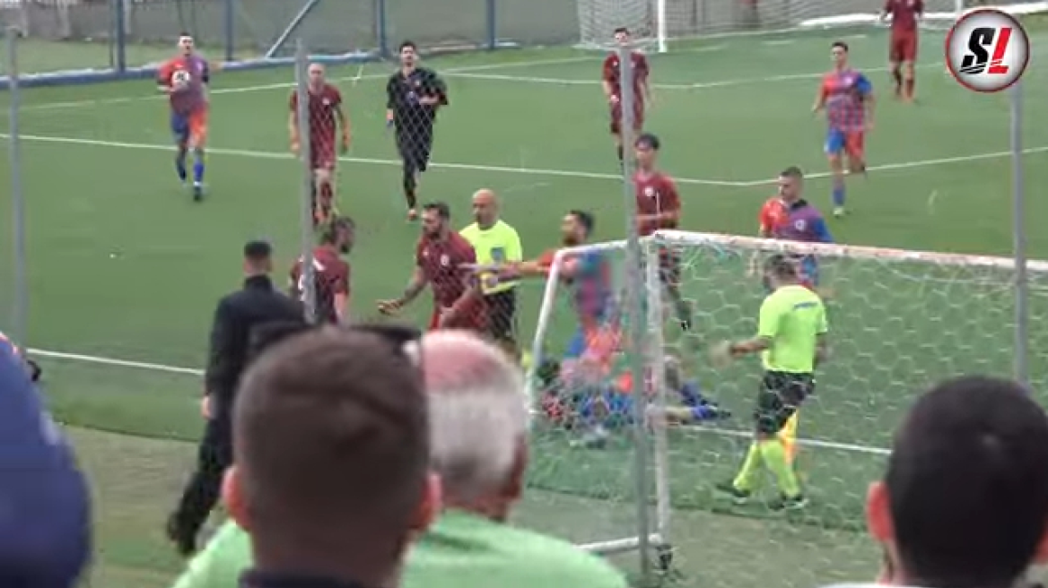 Εκτεταμένα επεισόδια στο Ερασιτεχνικό, του έδωσε γερή γροθιά και τον έβγαλε νοκ-άουτ! ΒΙΝΤΕΟ Εκτεταμένα επεισόδια στο Ερασιτεχνικό, του έδωσε γερή γροθιά και τον έβγαλε νοκ-άουτ! ΒΙΝΤΕΟ