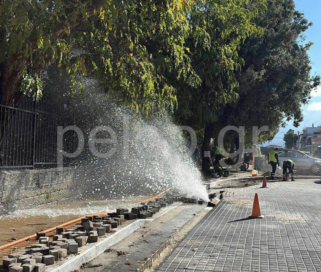 Πάτρα - Άνω Πόλη: «Σιντριβάνι» από τρύπιο αγωγό κάτω από το Κάστρο ΦΩΤΟ