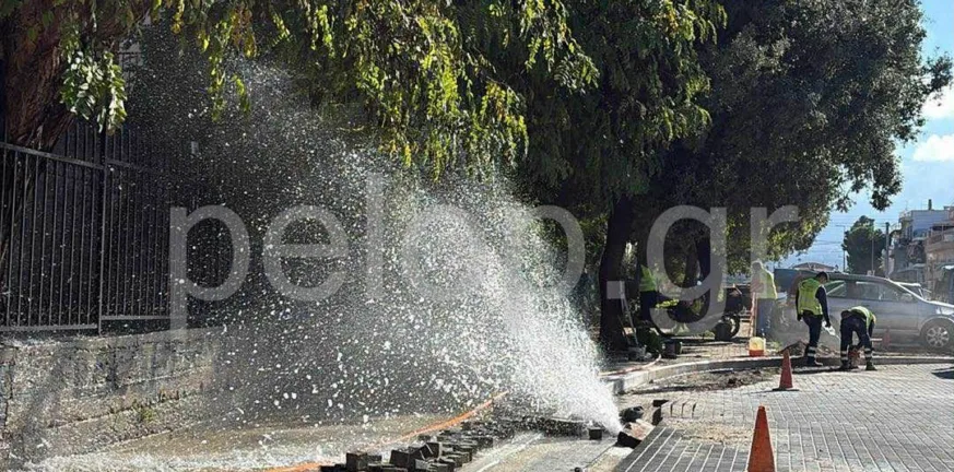 Πάτρα - Άνω Πόλη: «Σιντριβάνι» από τρύπιο αγωγό κάτω από το Κάστρο ΦΩΤΟ