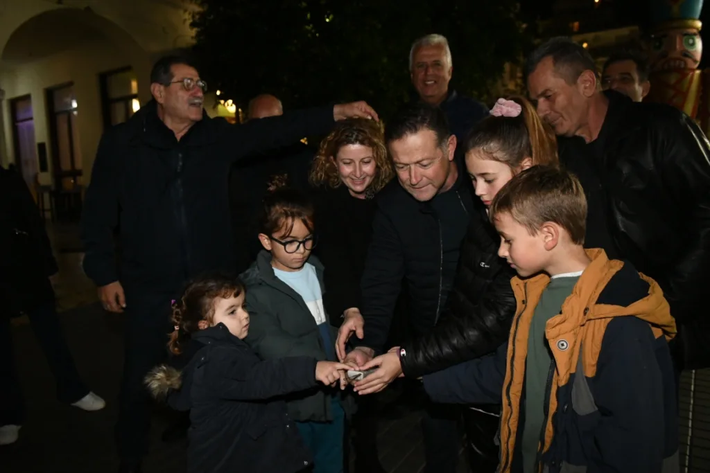 Πάτρα: Από τα χέρια τεσσάρων μικρών παιδιών άναψε ο Χριστουγεννιάτικος διάκοσμος, ΦΩΤΟ Πάτρα: Από τα χέρια τεσσάρων μικρών παιδιών άναψε ο Χριστουγεννιάτικος διάκοσμος, ΦΩΤΟ