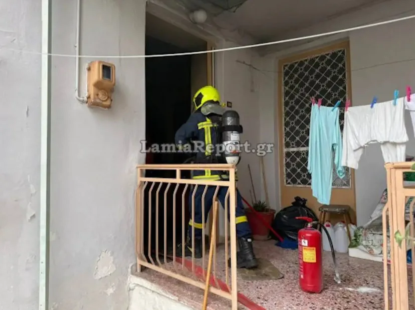 Φωτιά στη Λαμία: Απεγκλώβισαν ηλικιωμένη μέσα από το σπίτι της ΦΩΤΟ