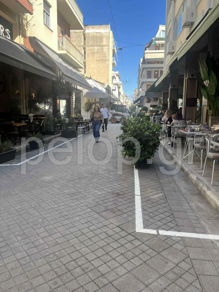 Πάτρα: Μπήκαν όρια και διαγραμμίσεις στη Ρήγα Φεραίου για τα τραπεζοκαθίσματα Πάτρα: Μπήκαν όρια και διαγραμμίσεις στη Ρήγα Φεραίου για τα τραπεζοκαθίσματα