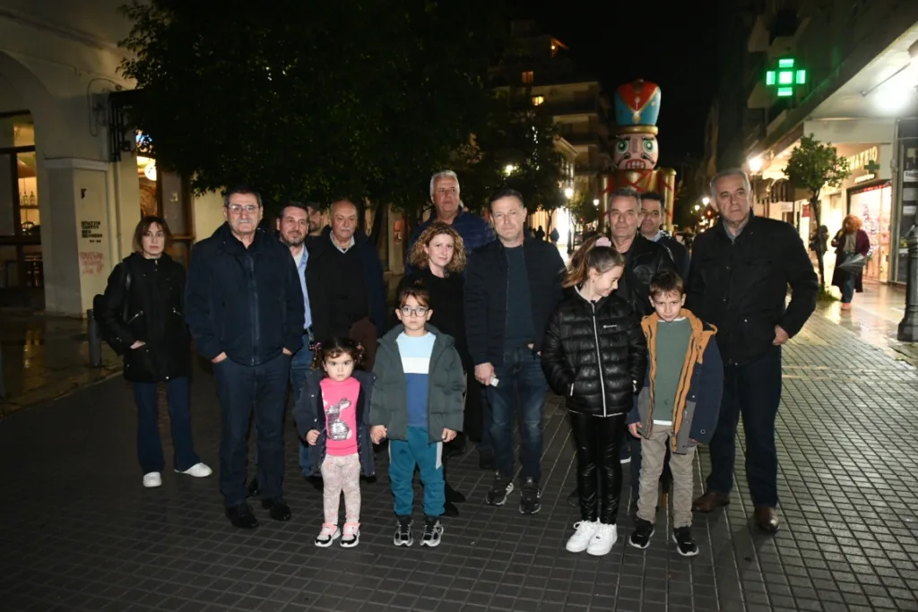 Πάτρα: Από τα χέρια τεσσάρων μικρών παιδιών άναψε ο Χριστουγεννιάτικος διάκοσμος, ΦΩΤΟ