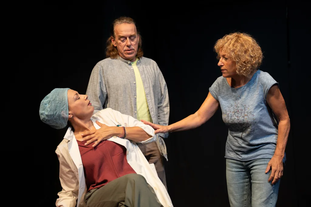 Η “Σκυλίσια Ζωή” στο Επίκεντρο+: Η Αννέτα Παπαθανασίου ξεδιπλώνει το χιούμορ και τις σκιές της οικογένειας