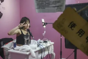 Νέος νόμος στην Κίνα: Μόνο οι πτυχιούχοι μπορούν πλέον να μιλούν για «σοβαρά θέματα» στα social media