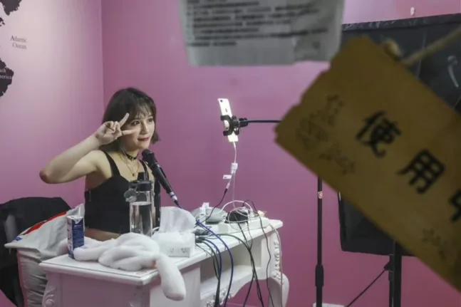 Νέος νόμος στην Κίνα: Μόνο οι πτυχιούχοι μπορούν πλέον να μιλούν για «σοβαρά θέματα» στα social media